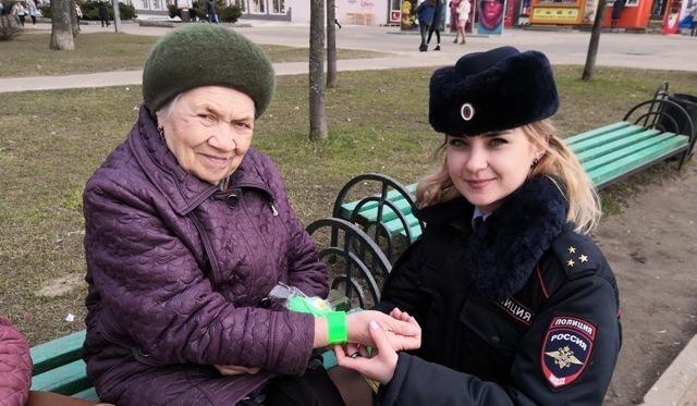 В Смоленске Госавтоинспекторы напомнили пожилым пешеходам о дорожных правилах