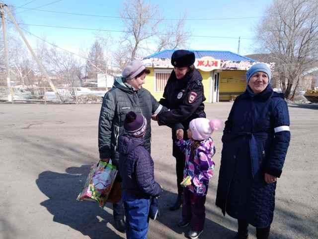В городе Кувандыке проведена акция «Осторожно, пешеход!» с участием сотрудников Госавтоинспекции и юидовцев