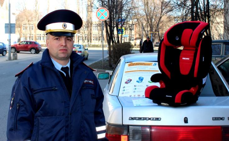 В Белгородской области индивидуальные мастер-классы по безопасной перевозке детей-пассажиров развернулись на придорожной площадке