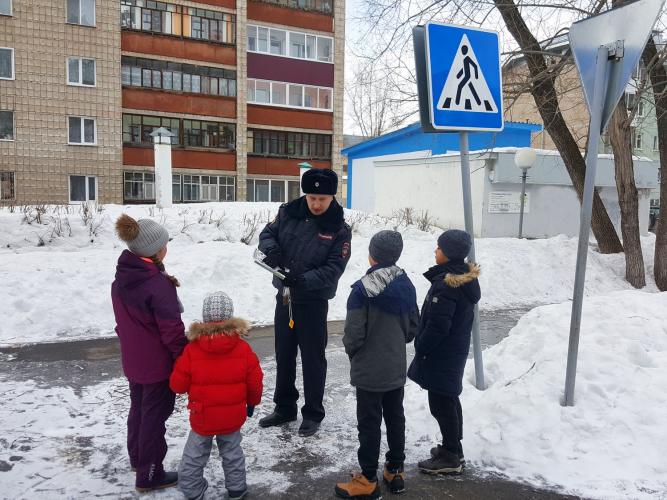 Томские госавтоинспекторы проводят беседы по дорожной безопасности среди юных участников дорожного движения