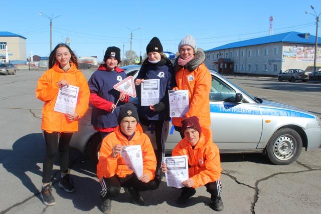 В Новосибирской области автоинспекторы вместе с молодежными активистами провели профилактическую акцию «Автокресло – детям!»