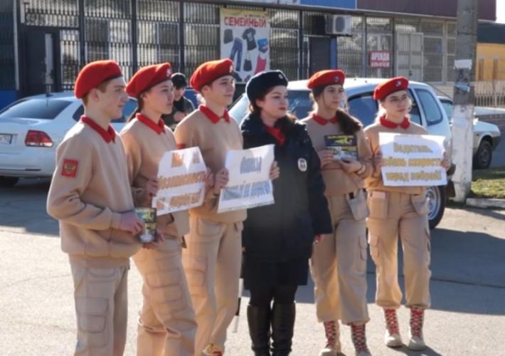 В Адыгее юнармейцы призвали водителей и пешеходов к безопасному поведению на дорогах
