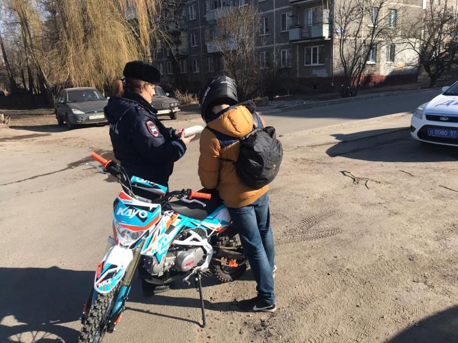 Полицейские напоминают водителям двухколесного транспорта о соблюдении правил безопасности на дороге