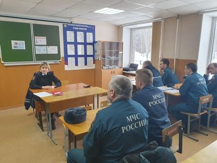 Госавтоинспекторы Апатитского района провели профилактическую беседу для сотрудников пожарно-спасательной части