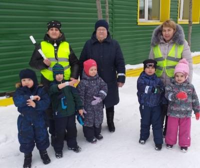 Сотрудники Госавтоинспекции Кольского района провели акцию «Пристегни самое дорогое!»