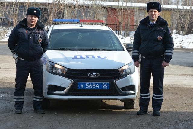 Свердловские инспекторы ГИБДД спасли жизнь ребенку