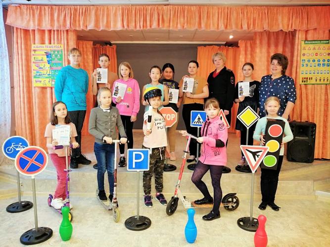 В Югре в рамках акции «Весенние каникулы без ДТП» школьникам и их родителям напомнили о важности соблюдения ПДД