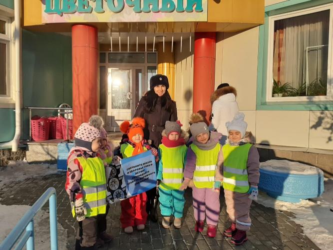 Юные помощники инспекторов движения поздравили автоледи Югры с наступающим Международным женским днем