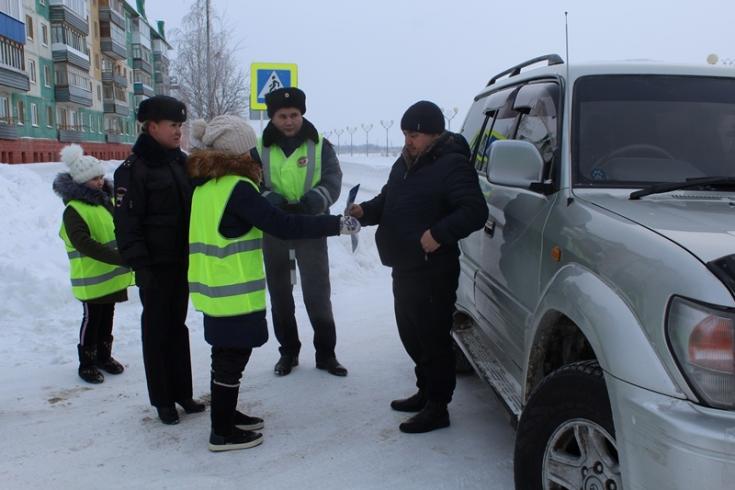 Госавтоинспекторы Югры напомнили водителям о важности обеспечения безопасности детей в автомобиле