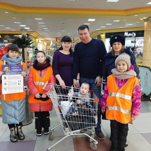 Госавтоинспекторы Югры проводят познавательные беседы для посетителей торговых центров