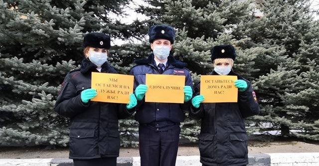 Флешмоб «Оставайтесь дома» поддержали сотрудники Госавтоинспекции Смоленска