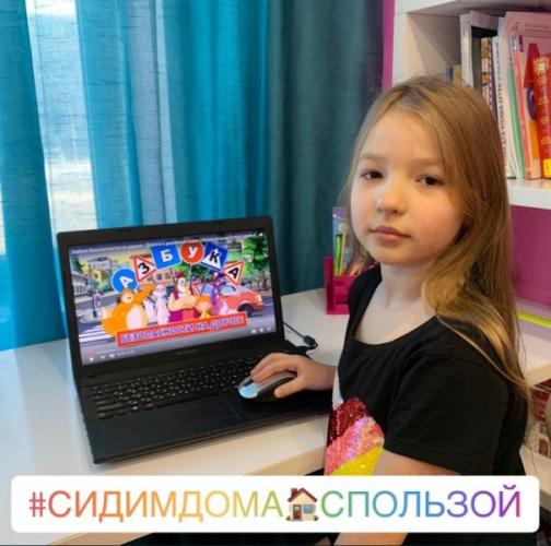 В Ачинске  Красноярского края госавтоинспекторы и родительская общественность организовали флешмоб безопасности #CидиДомасПользой