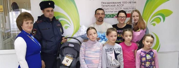 Многодетная семья из Татарстана обзавелась новой автолюлькой в рамках проекта «Детство без опасности»