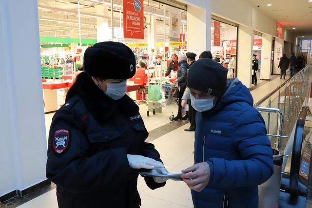 В торговых центрах Костромы госавтоинспекторы проводят профилактическую работу с родителями