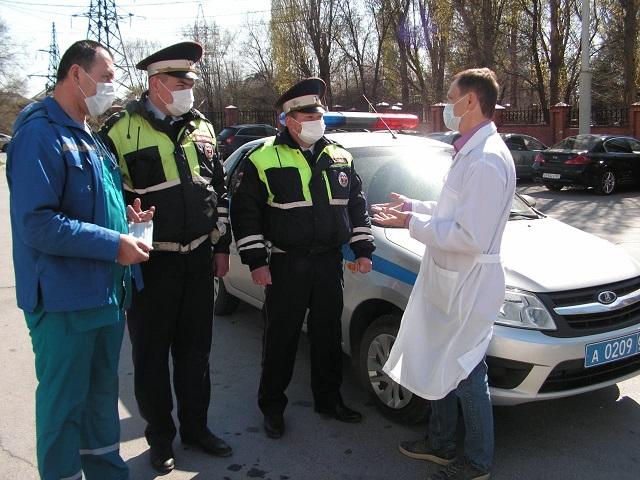 В Донской столице инспекторы ГИБДД вместе с медиками проводят профилактические беседы о коронавирусной инфекции