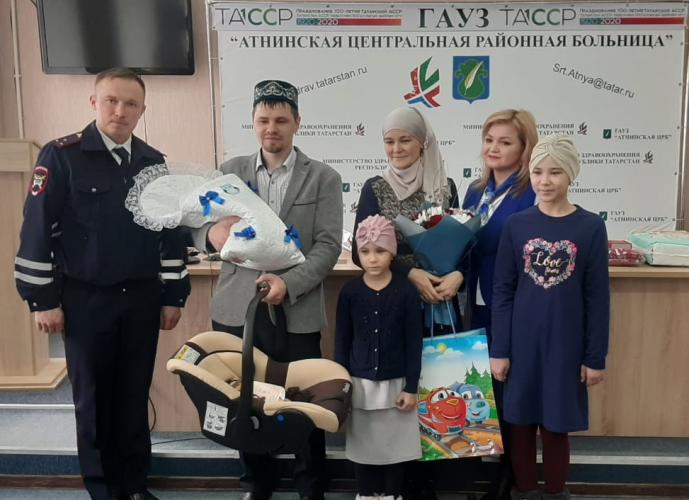 В Татарстане автоинспекторы рассказали будущим родителям об основах безопасности перевозок детей в автомобиле