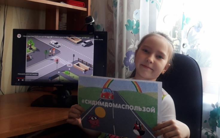 В Ачинске Госавтоинспекторы и родительская общественность организовали флешмоб безопасности #CидиДомасПользой