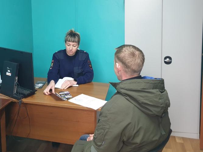 В Советском районе инспекторы ГИБДД провели профилактическую беседу гражданами, решением суда лишенными права управлять транспортными средствами