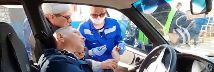 В Татарстане сотрудники ГИБДД оказали помощь мужчине, которому внезапно стало плохо