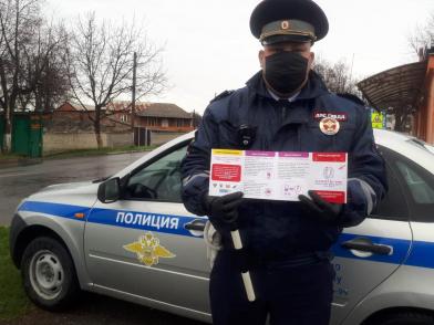 В Пригородном районе дорожные полицейские вручают автовладельцам памятки