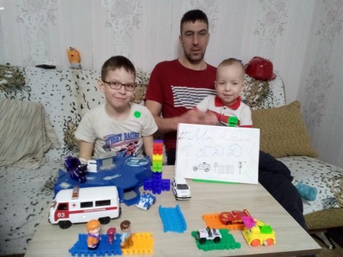 Родительская общественность отдаленных сел района Красноярского края запустили фотофлешмоб #МыДомасПДД