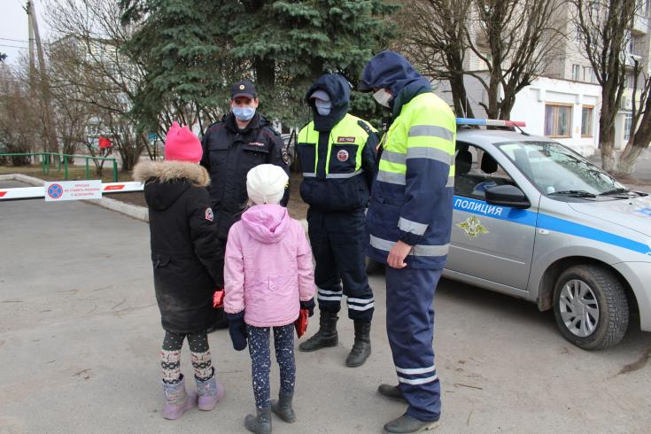 Сотрудники Госавтоинспекции Вологодского района патрулируют во дворовых территориях и жилых зонах
