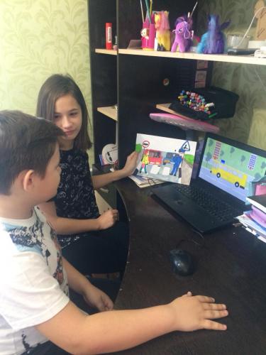 Белгородские автоинспекторы обучают школьников ПДД дистанционно