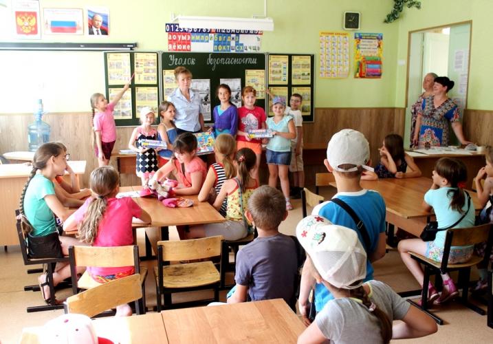 Лучших педагогов Псковской области наградят памятными подарками и благодарственными письмами