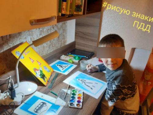Юные жители Бурятии поддержали челлендж #СидимДомаСПДД