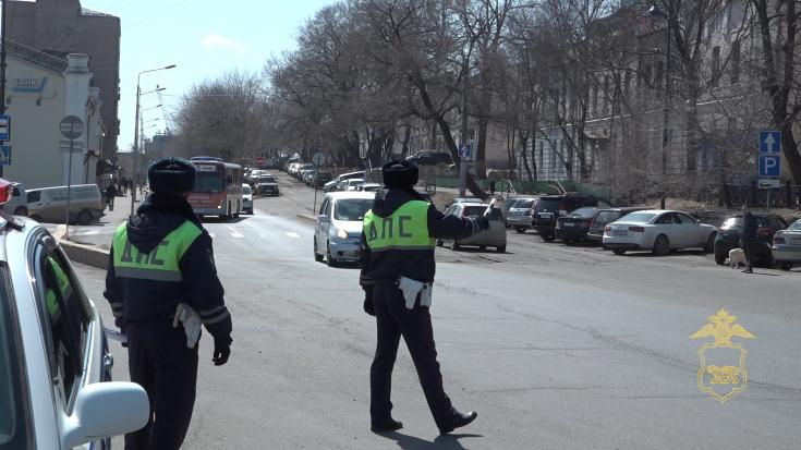 В Приморье полицейские и представители административных комиссий контролируют процесс дезинфекции общественного транспорта