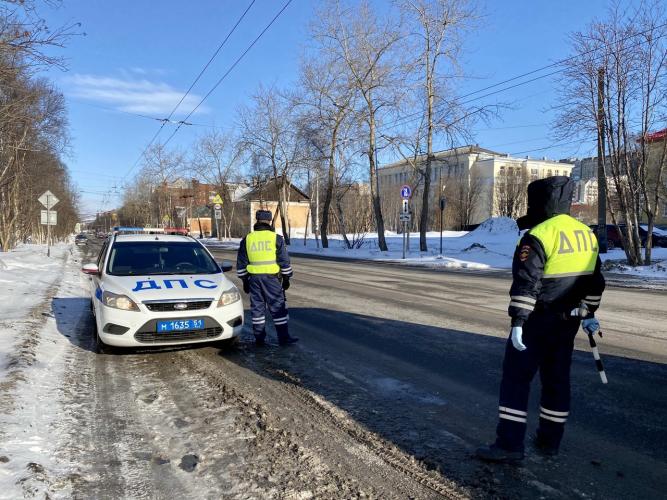 В Мурманске сотрудники Госавтоинспекции напомнили водителям о соблюдении Правил дорожного движения