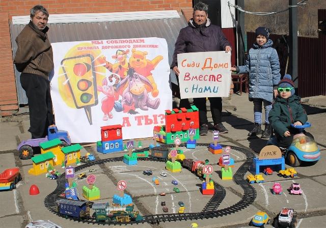 Семья Красноярского края оборудовала площадку по ПДД на территории частного дома