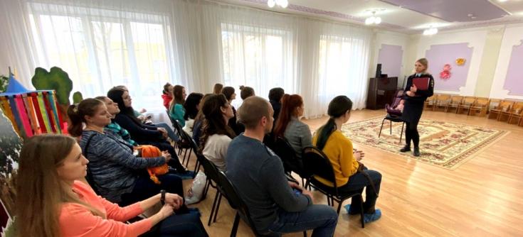 Белгородские автоинспекторы рассказали родителям о принципе действия автокресла