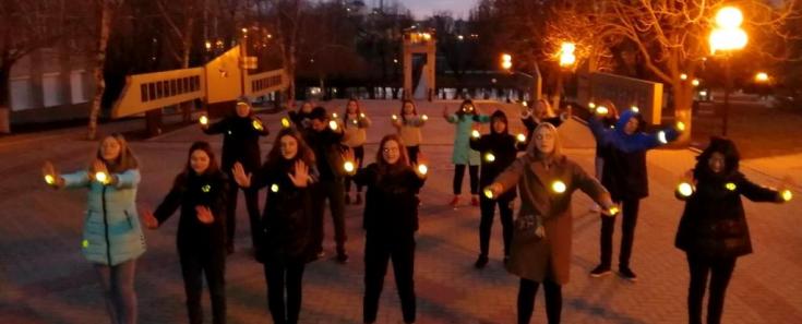 В Белгородской области старшеклассники призвали использовать световозвращающие элементы танцевальным флешмобом