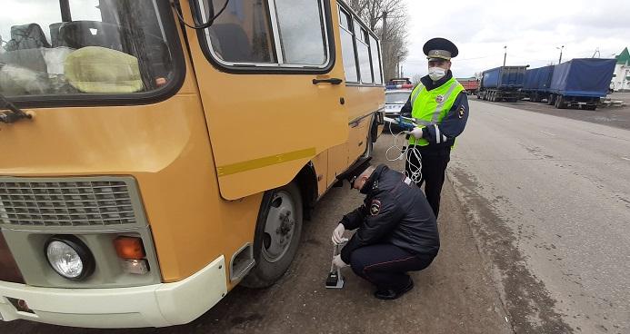 Белгородские автоинспекторы поместили на специализированную стоянку неисправный автобус
