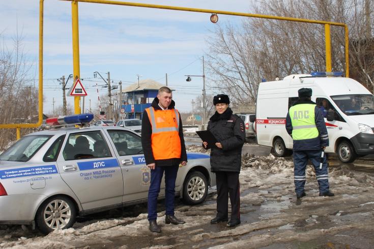 В Чапаевске сотрудники ГИБДД провели рейд «Внимание, железнодорожный переезд»