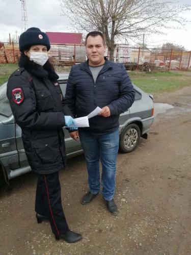 В Красном Куте представители Госавтоинспекции призвали водителей не пренебрегать ремнями безопасности и детскими удерживающими устройствами