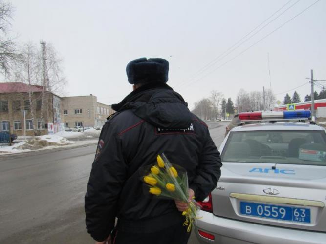 Сотрудники ГИБДД городов и районов Самарской области присоединились к акции «Цветы для автоледи»