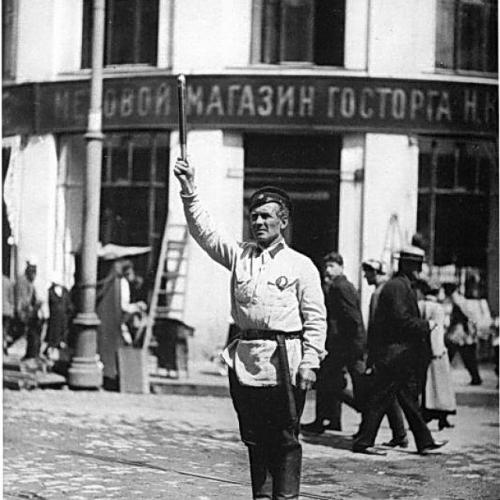 Это интересно:  первые регулировщики и светофоры