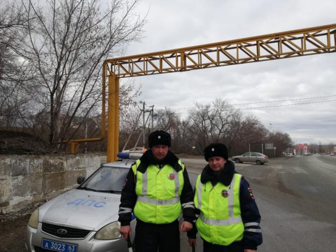 Сотрудники ГИБДД города Новокуйбышевска оказали помощь на дороге неопытному водителю