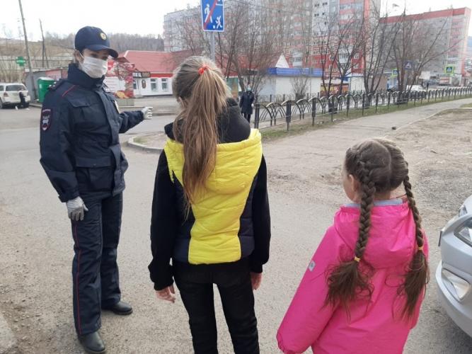 Сотрудники ГИБДД Красноярска контролируют безопасность детей в городских дворах