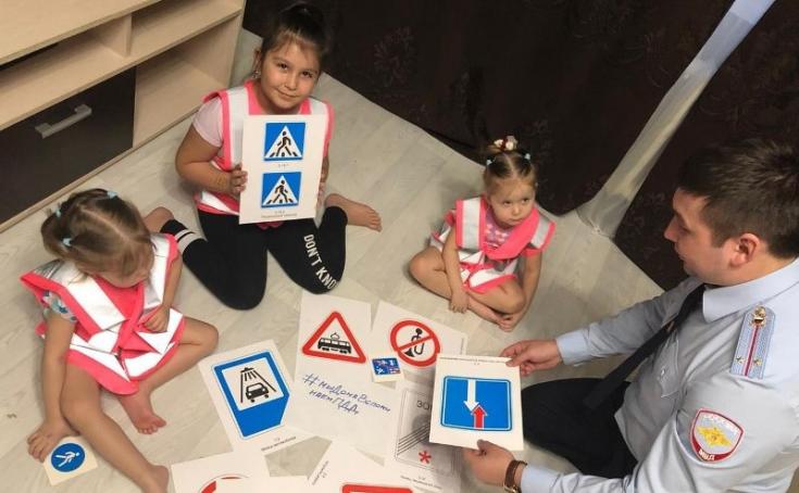В Красноярском крае многодетный папа-полицейский проводит время дома с детьми с пользой