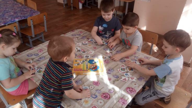 Малыши детского сада Удомли в игровой форме повторяют Правила дорожного движения