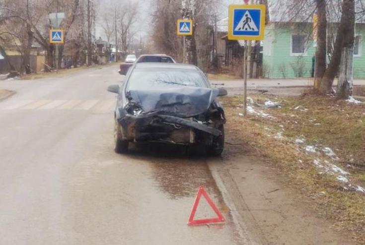 В Оханске средь бела дня водитель легковушки "столкнул" с дороги УАЗик