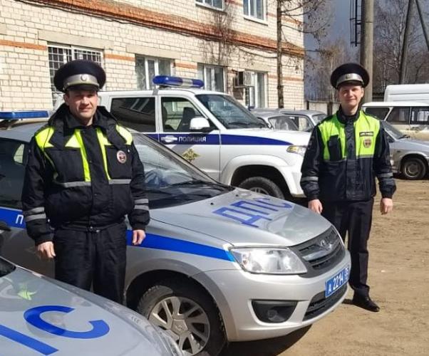 На федеральной автодороге инспекторы ДПС оказали помощь водителю транспортного средства, не имеющего возможности продолжить движение