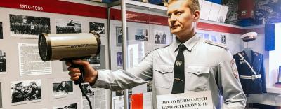 Сотрудники новгородской Госавтоинспекции присоединились к актуальному в социальных сетях «Скучающему флешмобу»
