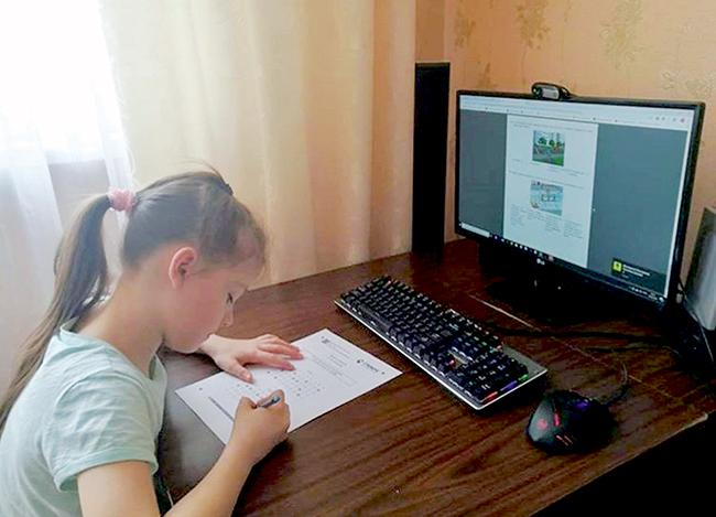 Юные инспекторы вместе с педагогом придумывают памятки по ... дорожного движения