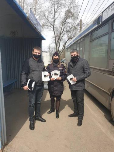 В Энгельсе сотрудники Госавтоинспекции разместили информационные листовки в общественном транспорте