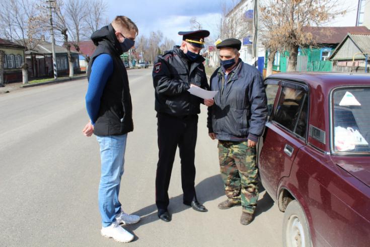 В Петровске автоинспекторы и общественники напомнили водителям о необходимости соблюдения ПДД
