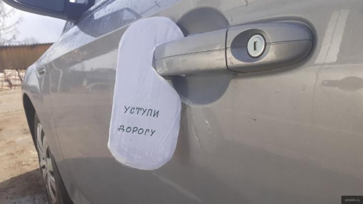 В Вохме сотрудники ГИБДД необычным способом напомнили жителям о необходимости соблюдения правил дорожной безопасности